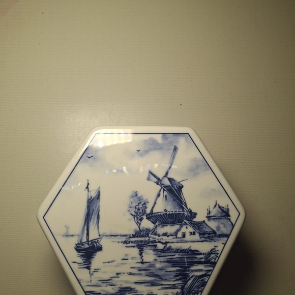 Delft Other - Blue and White Hexagonal Ceramic Cenic Delft Trinket Box‎ Or Jewelry Box